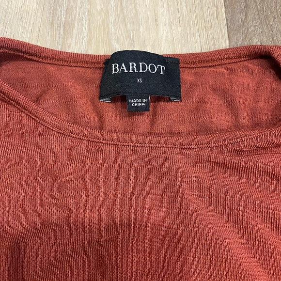 Long sleeve shirt with adjustable tie sides! - Picture 4 of 6